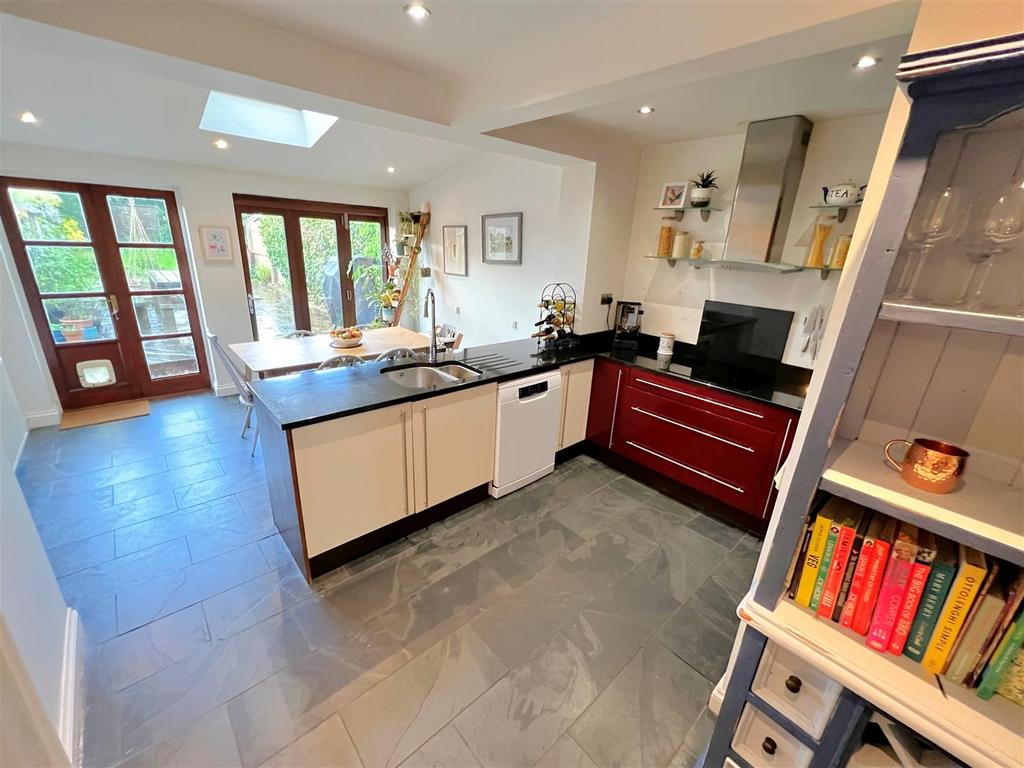 Kitchen 1.jpg
