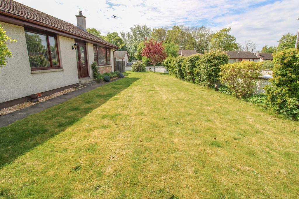 FRONT GARDEN-2.jpg