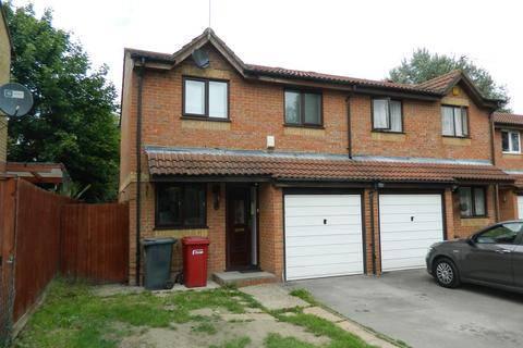 3 bedroom end of terrace house to rent, Walpole Road, Cippenham SL1