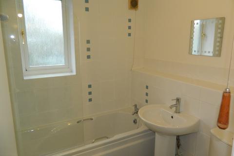 3 bedroom end of terrace house to rent, Walpole Road, Cippenham SL1