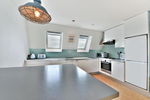 2 bedroom flat for sale, Hayfield Passage, London E1