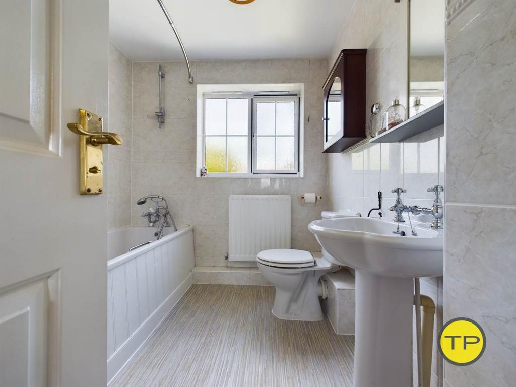 En-suite-main bed