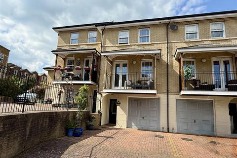 3 bedroom mews for sale, Denmark Road, Cowes