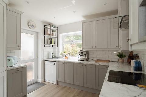 3 Broadhurst Gardens, Reigate, RH2 8AW