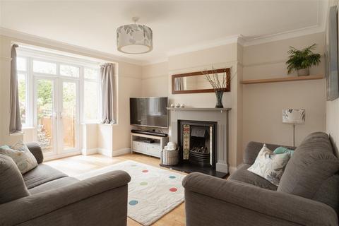 3 Broadhurst Gardens, Reigate, RH2 8AW