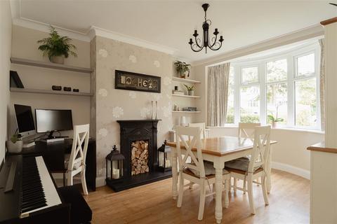 3 Broadhurst Gardens, Reigate, RH2 8AW