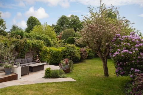 3 Broadhurst Gardens, Reigate, RH2 8AW