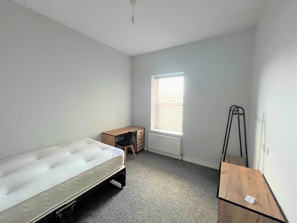A bright and spacious double bedroom, perfect f...