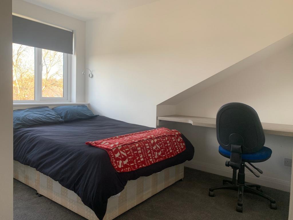 A cozy double bedroom featuring a comfortable b...