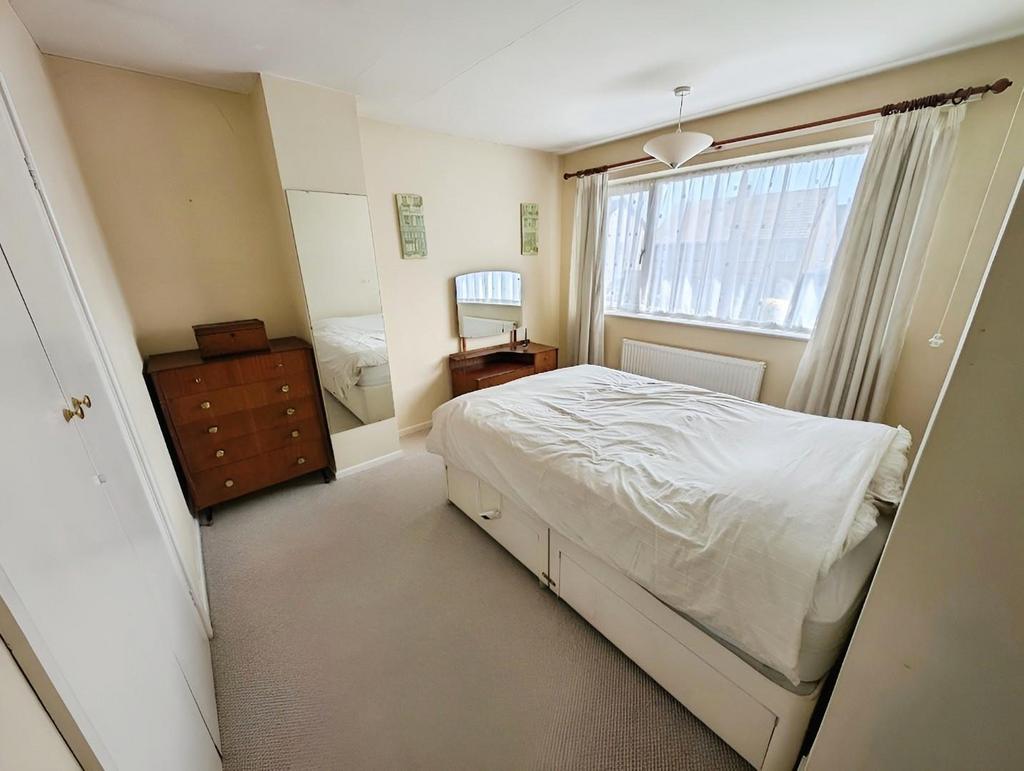 B2e81956-bed 202.jpg