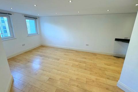 2 bedroom flat to rent, Walton, Surrey, KT12