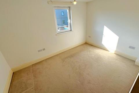 2 bedroom flat to rent, Walton, Surrey, KT12