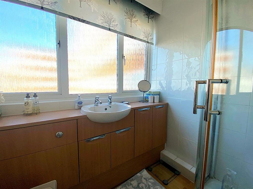 3 Clock Tower Ct - Shower.jpg