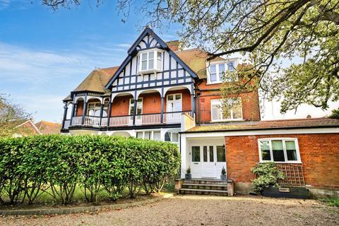 Cliff Avenue, Tudor Villas, NR27