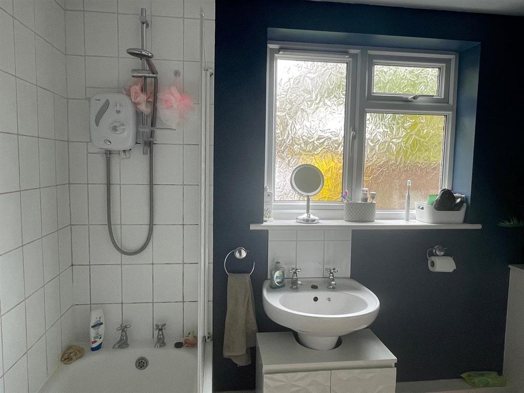 Bathroom - 47 Eastfield Road.jpg
