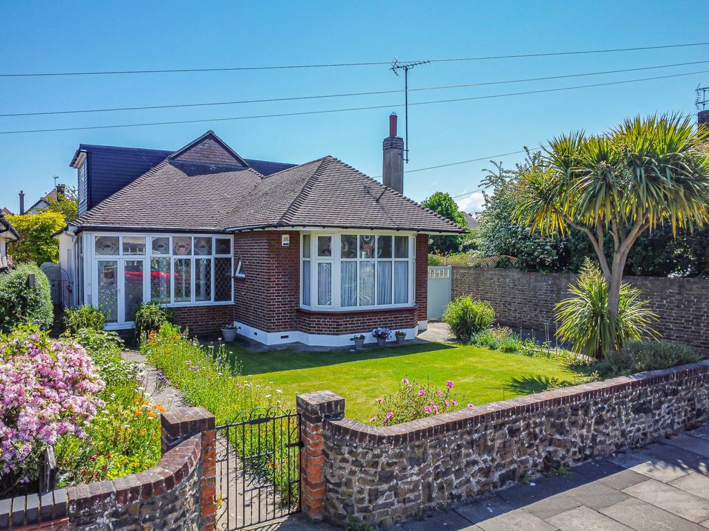 Tyrone Road, Thorpe Bay SS1 4 bed detached house for sale - £875,000