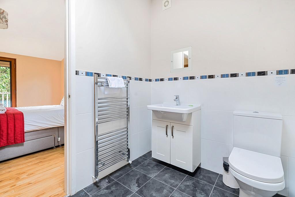 Bedroom 1 - En-Suite Bathroom