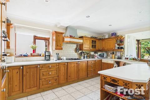 Creekside Friary Island, Wraysbury, Staines, TW19 5JS