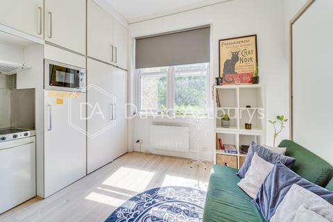 Studio to rent, Camden Road, Holloway, London