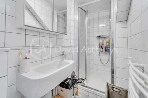 Studio to rent, Camden Road, Holloway, London