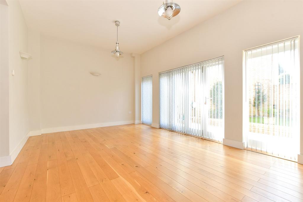 Lounge/Dining Area