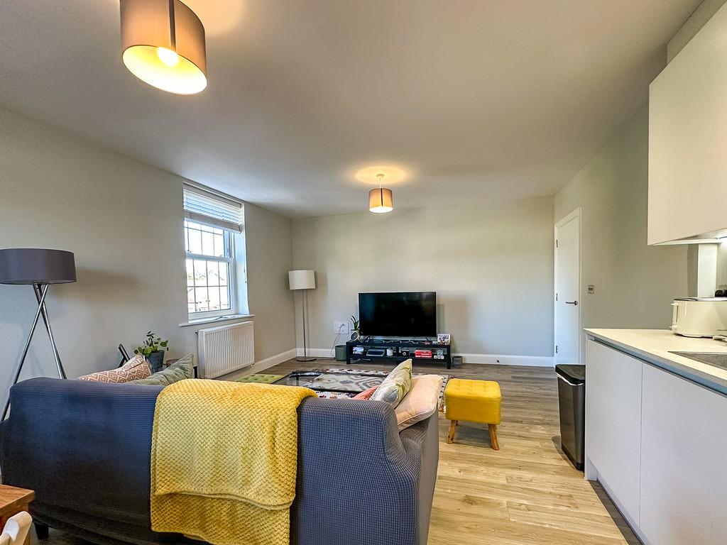 Open plan living space (4)