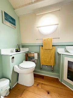1 bedroom property to rent, Thames Ditton