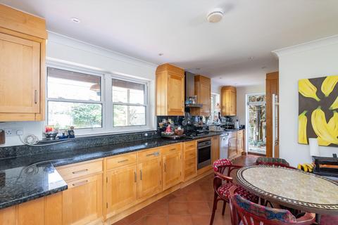 4 bedroom detached house for sale, Peregrine Way, London, SW19