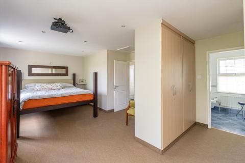 4 bedroom detached house for sale, Peregrine Way, London, SW19