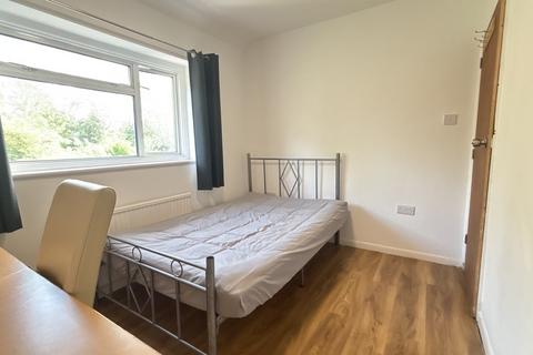 1 bedroom in a house share to rent, Ash Grove, Guildford