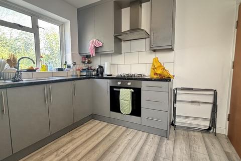 1 bedroom in a house share to rent, Ash Grove, Guildford