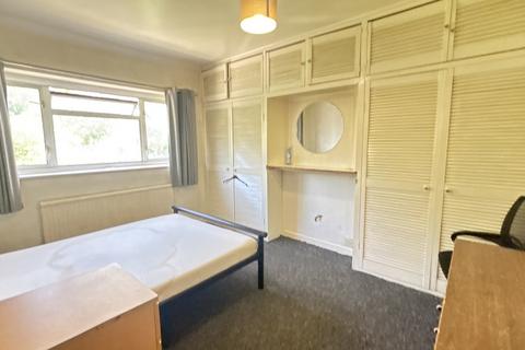 1 bedroom in a house share to rent, Ash Grove, Guildford