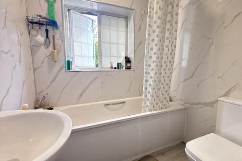 1 bedroom in a house share to rent, Ash Grove, Guildford