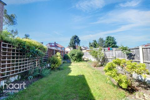 3 bedroom terraced house for sale, Laurel Crescent, Romford, RM7 0RT