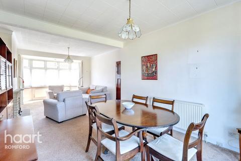 3 bedroom terraced house for sale, Laurel Crescent, Romford, RM7 0RT