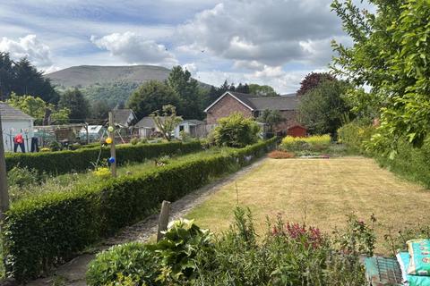 2 bedroom end of terrace house for sale, North Street, Abergavenny