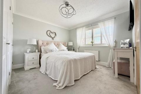 4 bedroom detached house for sale, Gatehill Gardens, Barton Hills, Luton, Bedfordshire, LU3 4EZ