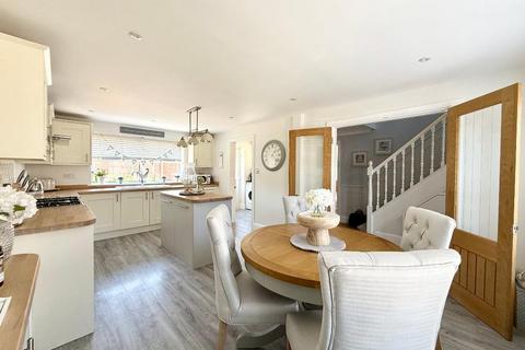 4 bedroom detached house for sale, Gatehill Gardens, Barton Hills, Luton, Bedfordshire, LU3 4EZ