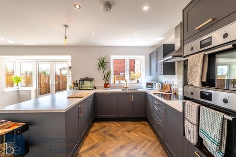 4 bedroom detached house for sale, Heddle Close, Middlebeck, NG24 3YW