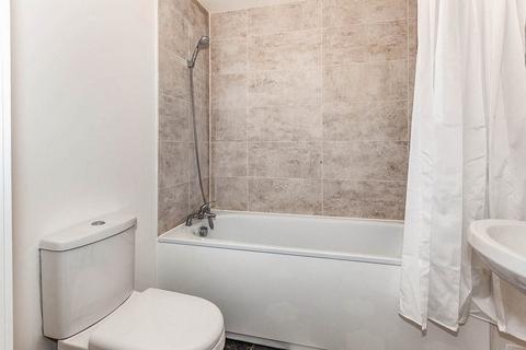 2 bedroom flat to rent, School Lane, Surrey TW20