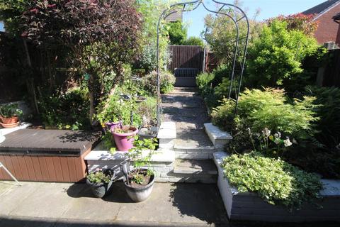 33 Campbell Close, Penrhyn Bay, Llandudno, LL30 3FD