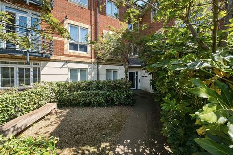 Henley Court, Denham Road, Egham, Surrey, TW20