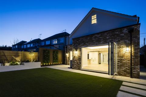 1 Cavell Road, Billericay, CM11 2HS