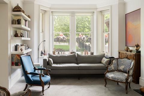 3 bedroom maisonette for sale, Park Close, London SW1X