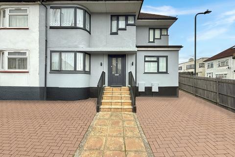 Studio to rent, Rannock Avenue, London, NW9