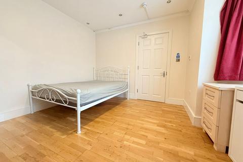 Studio to rent, Rannock Avenue, London, NW9
