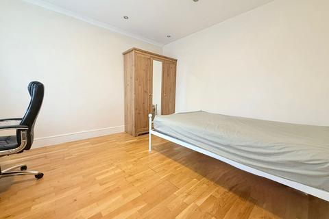 Studio to rent, Rannock Avenue, London, NW9