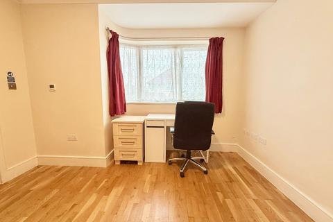 Studio to rent, Rannock Avenue, London, NW9