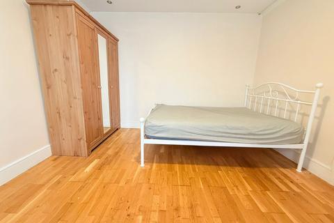 Studio to rent, Rannock Avenue, London, NW9