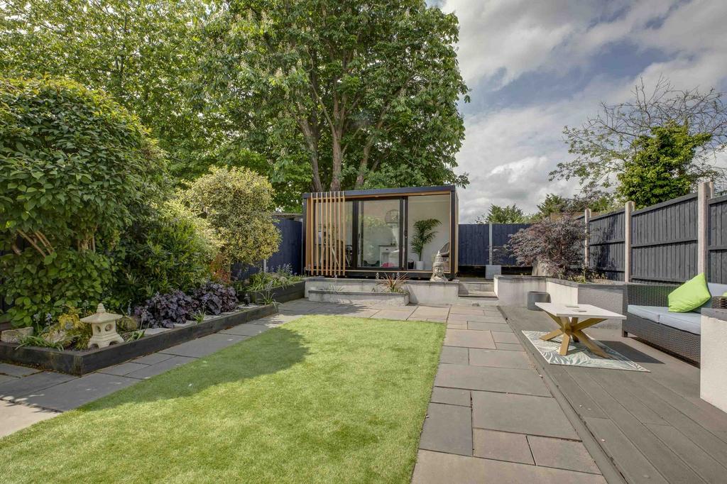 19 Trinity Avenue, SL7 3 AL (LOW RES)-17